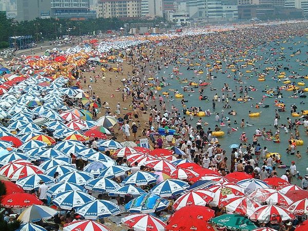 Столпотворение на корейском пляже