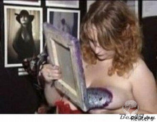 Американка рисует картины своей грудью