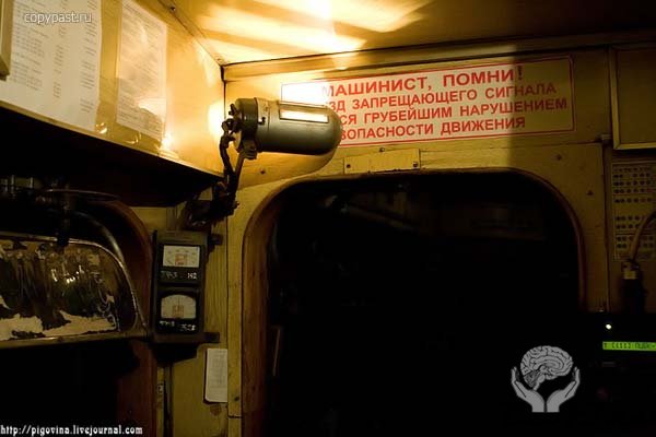 В кабине машиниста московского метро