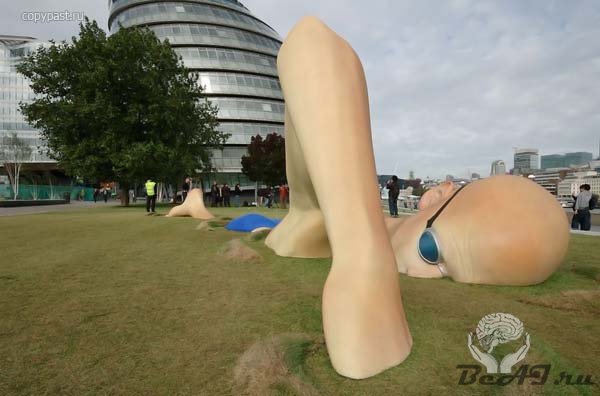 Необычная статуя в Лондоне