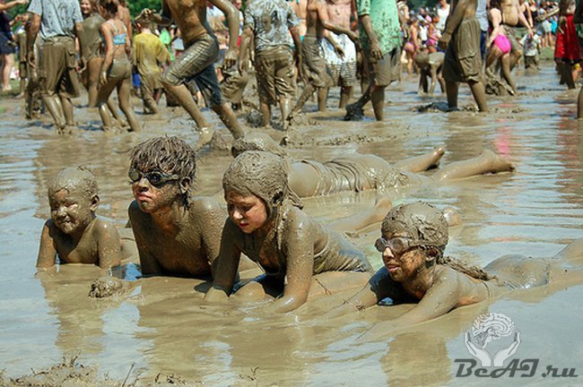 Ежегодный праздник "Mud Day"