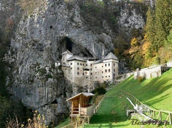 Замок в скале