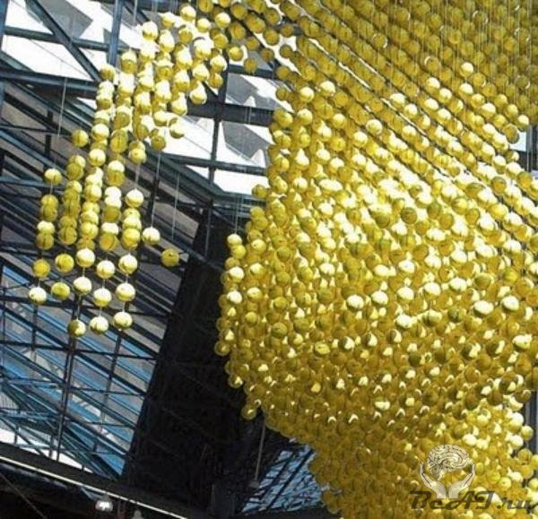 Скульптура из мячей в честь Чемпионата Мира