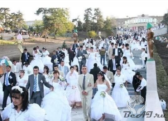 700 свадеб одновременно