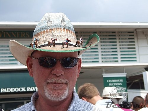 Конкурс шляп на знаменитых скачках "Кентукки-дерби"