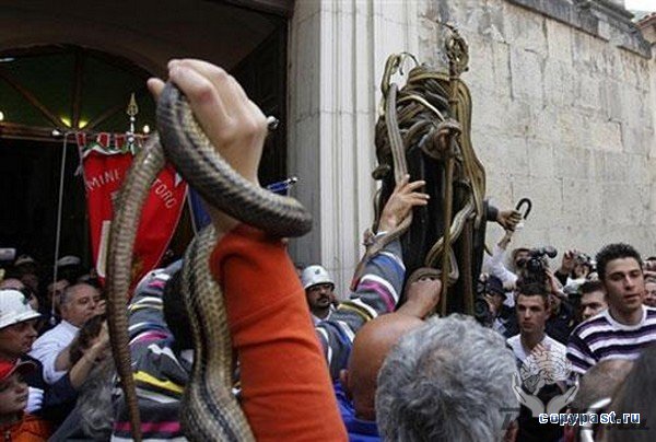 В Италии прошла процессия змееловов