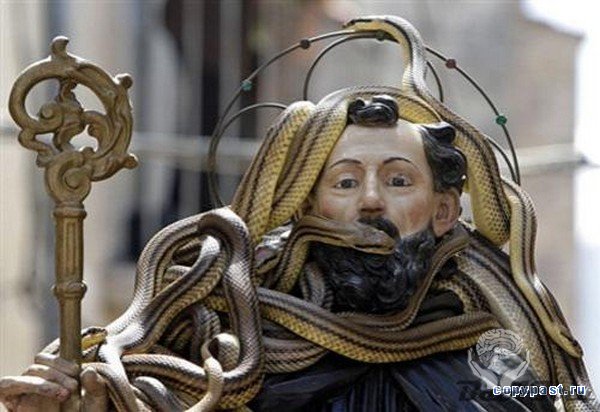 В Италии прошла процессия змееловов