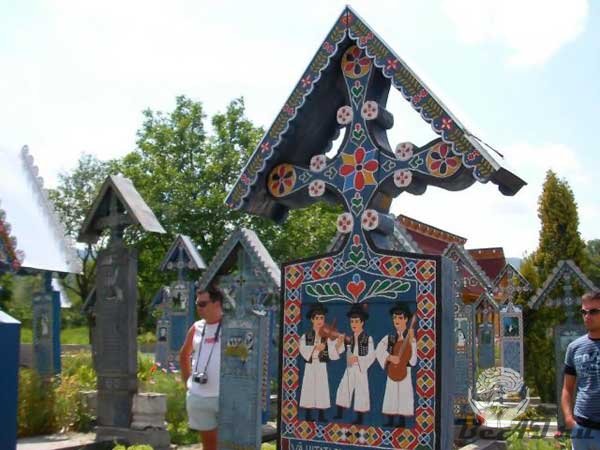 Веселые надгробия на румынском кладбище